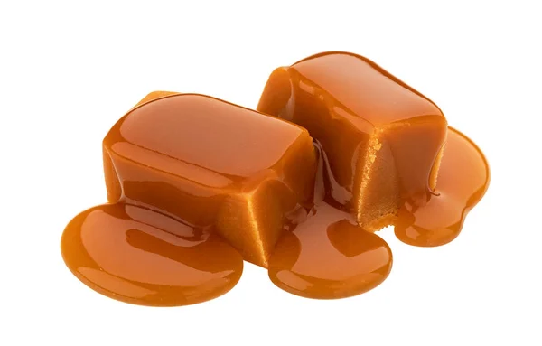 Bonbons au caramel et sauce au caramel isolés sur fond blanc — Photo