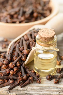 karanfil esans cam şişede ahşap tablo