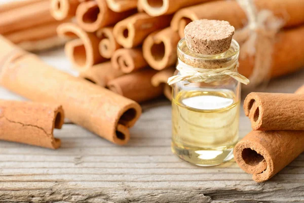 Kaneel Etherische Olie Glazen Fles Met Kaneel Stokjes Houten Tafel — Stockfoto