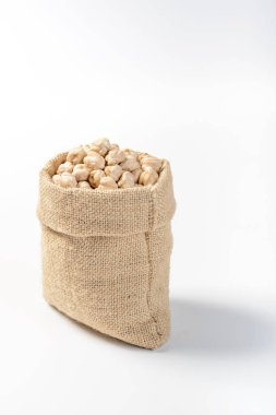 Beyaz arkaplanda izole edilmiş nohutlar