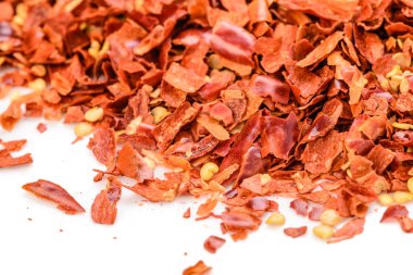 beyaz zemin üzerine kırmızı biber pul