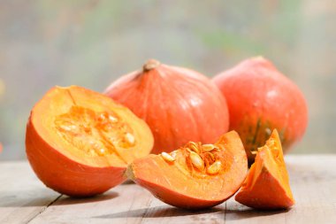 Ahşap masa üzerinde olgunlaşmış Turuncu kabak