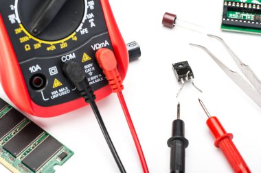 Beyaz arkaplanda çoklu metre izole edildi