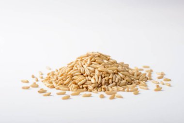 Beyaz arka plan üzerinde izole yulaf yığını