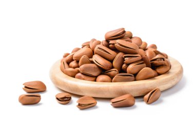 Çam fıstığı beyaz arkaplanda izole