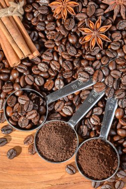 kahve çekirdekleri ve tozu kaşık, üstten görünüm