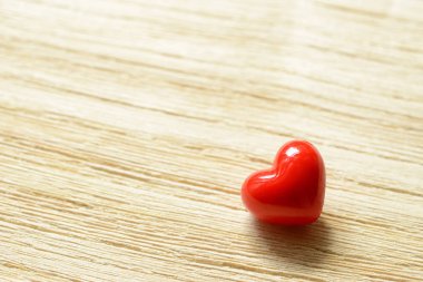 Ahşap tahta üzerinde kırmızı kalp