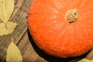 Olgun turuncu ahşap masa üzerinde kabak