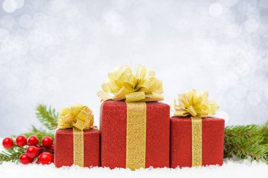 üç parlak kar arka plan üzerinde kutuları hediye
