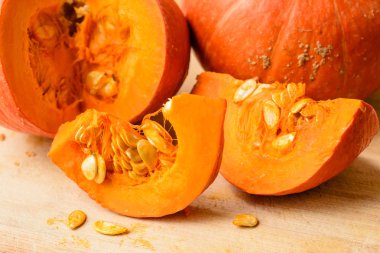 Ahşap masa üzerinde olgunlaşmış Turuncu kabak