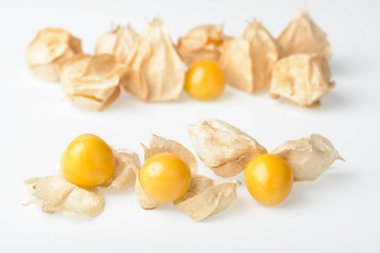 Altın çilek beyaz arka plan üzerinde izole