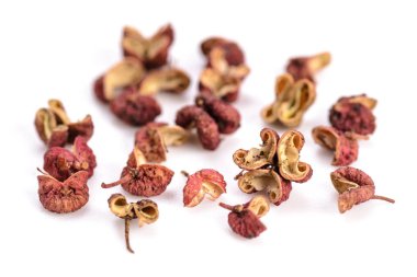 Beyaz arka plan üzerinde izole Sichuan biber