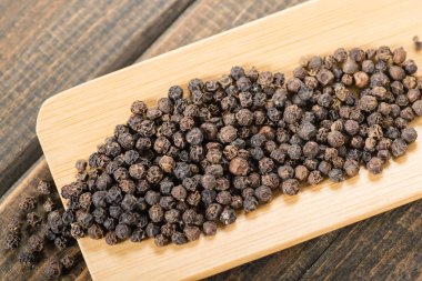 Bambu tahta üzerinde kara biber