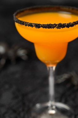 Cadılar Bayramı içki, turuncu kokteyl koyu arka plan üzerinde