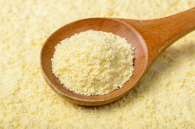 Gıda arka planını ahşap kepçe ile ham mısır unu