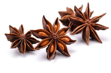 yıldız anasonu beyaz arkaplanda izole edildi 