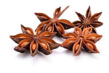 yıldız anasonu beyaz arkaplanda izole edildi 