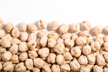 Beyaz arkaplanda izole edilmiş nohutlar