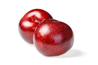 Beyaz arkaplanda izole edilmiş taze erikler