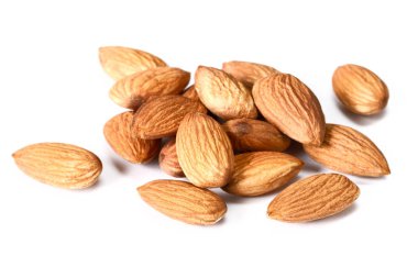 beyaz üzerine kurutulmuş badem