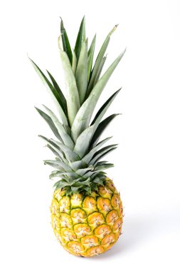 Beyaz arkaplanda izole edilmiş ananas meyvesi
