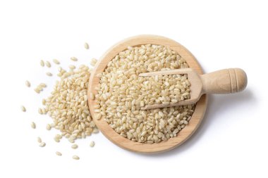 Beyaz arka plan üzerinde kahverengi pirinç