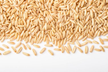 Beyaz arka plan üzerinde izole yulaf yığını