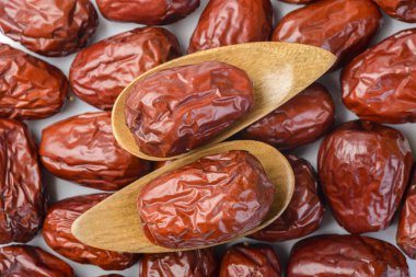 Beyaz arka plan üzerinde izole meyve kuru tarihi