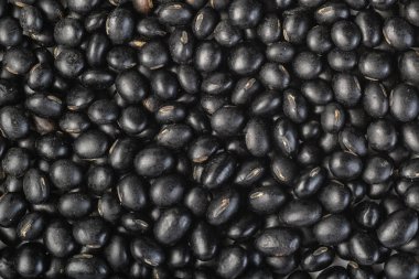 Siyah fasulyeler beyaz arkaplanda izole.