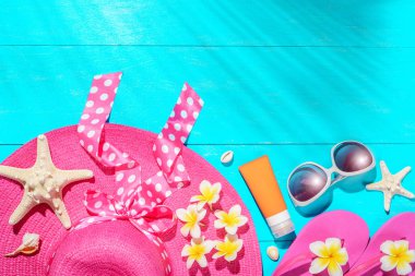 Mavi ahşap tahta üzerinde plaj aksesuarları