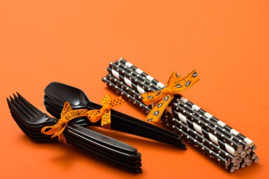 Cadılar Bayramı partisi öğeleri turuncu zemin üzerine