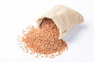 beyaz zemin üzerine kırmızı pirinç