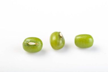 Beyaz arka plan üzerinde izole olgun mung fasulye