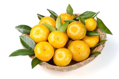 Beyaz arka plan üzerinde izole ahşap kase taze turuncu meyveler