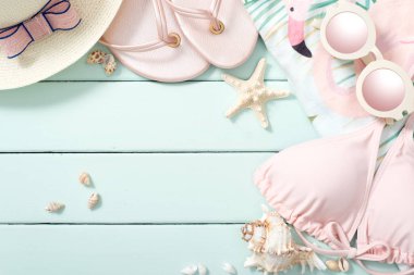 yaz plaj aksesuarları yumuşak renkler ile