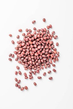 Beyaz zemin üzerinde kırmızı fasulyeler izole