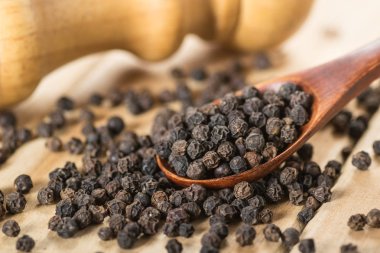 karabiber değirmeni ahşap ve kepçe ile