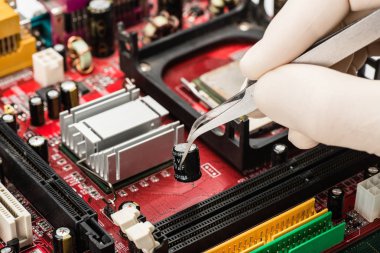 Bilgisayar Ayrıntıları tamir adam görünümünü kırpılmış.