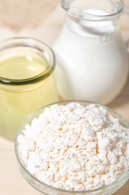 kabın içinde ev yapımı peynir