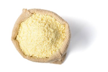 Beyaz arka plan üzerinde izole çuval içinde pişmemiş mısır unu