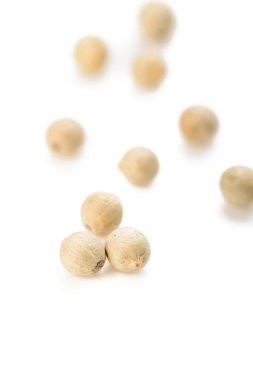 Beyaz karabiber izole beyaz arka plan