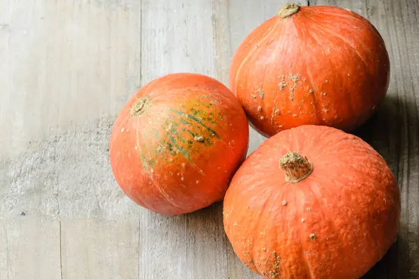 Rijpe Oranje Pompoenen Houten Tafel — Stockfoto