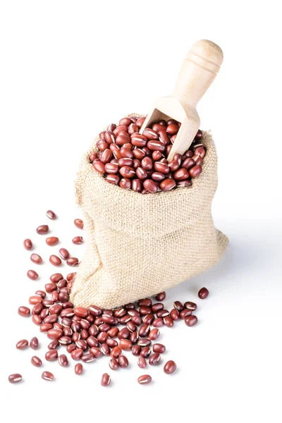 在白色背景上孤立的麻袋里的红豆 — 图库照片