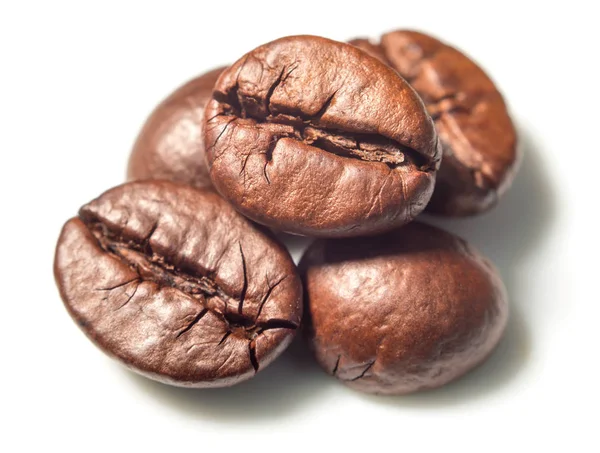Geröstete Kaffeebohnen Auf Weiß Große Schärfentiefe Aufgenommen Mit Tilt Shift — Stockfoto