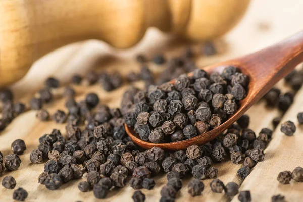 karabiber değirmeni ahşap ve kepçe ile