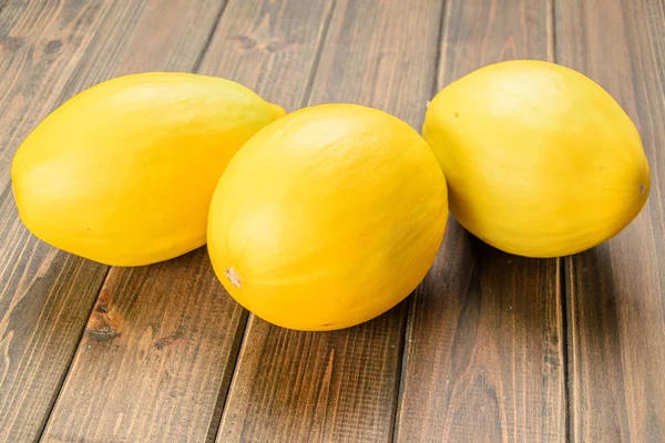 Κίτρινο Πεπόνι Φρούτα Φόντο Ξύλινη — Φωτογραφία Αρχείου