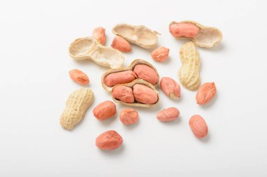 Beyaz arka plan üzerinde izole lezzetli fıstık