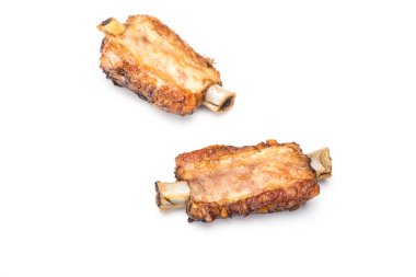 Beyaz arka plan üzerinde izole mangalda yedek kaburga