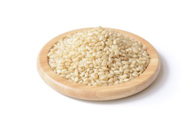 Beyaz arka plan üzerinde kahverengi pirinç