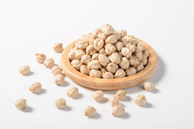 Beyaz arkaplanda izole edilmiş nohutlar